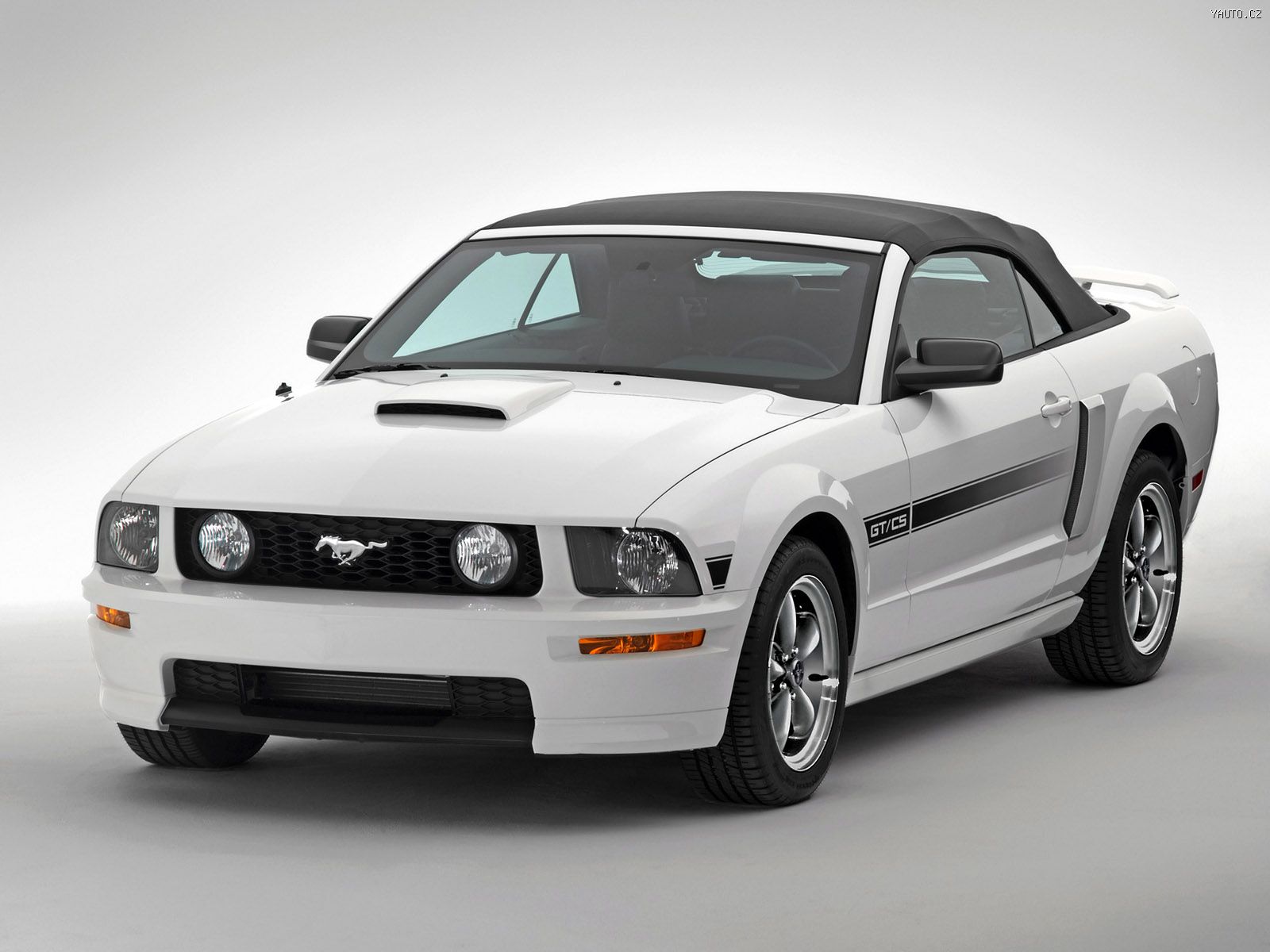 Ford_Mustang_GT_2006.jpg
